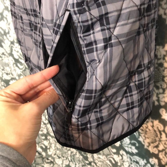 Black and Gray Plaid Quilted Vest with Snap Closure and Pockets Sz M - Picture 2 of 8